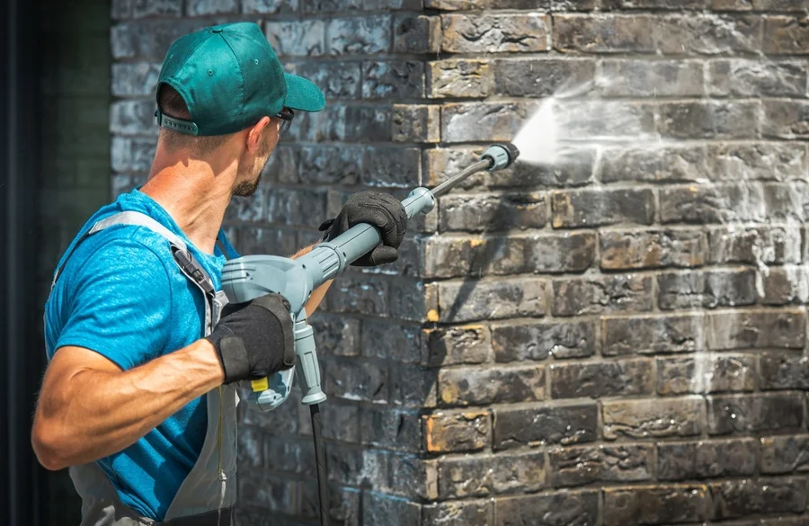 How Power Washing Enhances Gutter Cleaning Results in Annapolis, MD